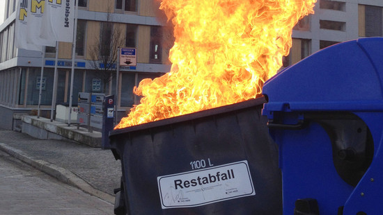 Wiesbaden: Brandserie von Mülltonnen an zehn Orten