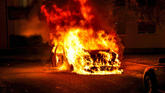 Brandursache unklar: Auto in Fulda-Ziehers in Vollbrand