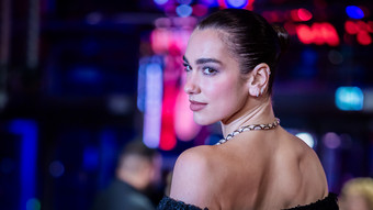 Dua Lipa verklagt Samsung