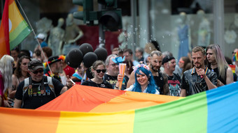 Tausende Teilnehmende ziehen bei CSD-Parade durch Frankfurt