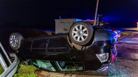 Regionalzug kracht bei Alsfeld-Leusel in Auto - eine Verletzte