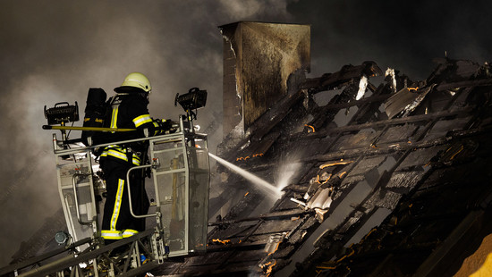 Scheune in Mücke abgebrannt: Flammen setzen Wohnhaus in Brand