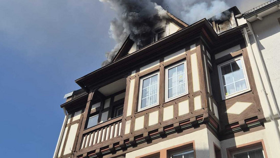Vier Verletzte bei Feuer in Fachwerkhaus in Rüdesheim-Assmannshausen
