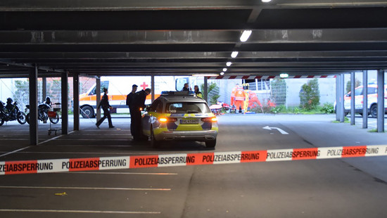 Motorradfahrer stürzt in Heidelberger Parkhaus ab - schwer verletzt