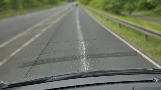 Weiße Farbe auf B27 zwischen Fulda und Hünfeld