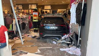 Auto kracht in Marburg durch Schaufensterscheibe