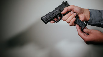 Wiesbaden: Senior schießt mit Schreckschusswaffe am Geldautomat