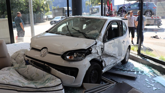 Crash in Mannheim - Auto landet in Möbelgeschäft