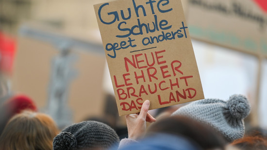 "Bildungskrise in Hessen": Tausende Lehrer protestieren