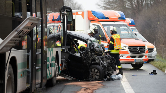 Tragischer Unfall auf B45 - Junger Mann stirbt bei Kollision mit Bus