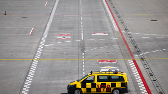 Vier Verletzte bei Busunfall am Flughafen Frankfurt