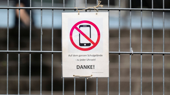 Handyverbot an Schulen in Hessen: Erste Bilanz von Regierung
