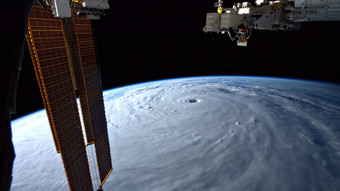 Risse auf der ISS: Warum Astronauten in Dragon wechseln