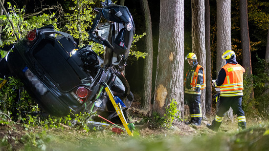 Feuerwehr befreit Beifahrerin bei schwerem Unfall im Odenwald