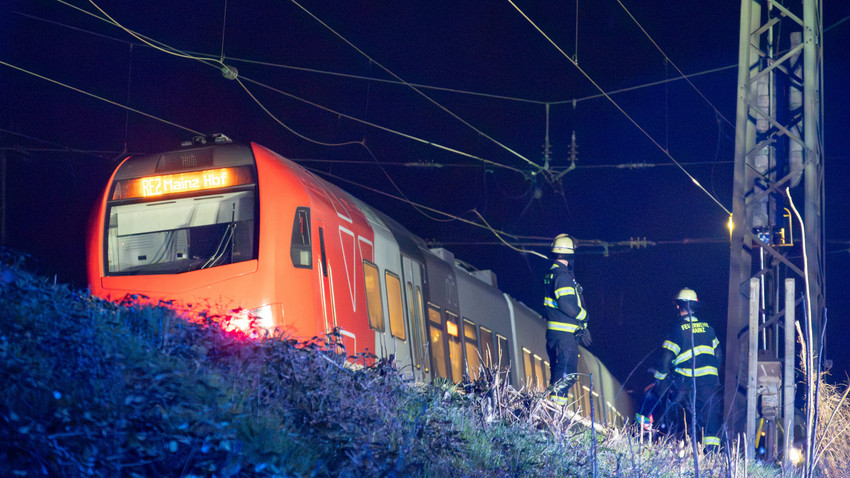 Oberleitung in Mainz abgerissen - 130 Fahrgäste evakuiert