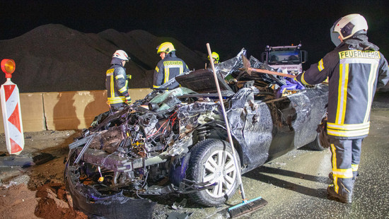 Tödlicher Unfall bei Stadtallendorf - PKW prallt ungebremst auf LKW