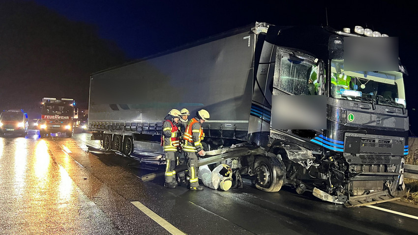 A4-Unfall bei Friedewald - LKW verkeilt sich in Leitplanke