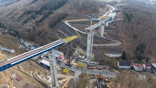 A45 bei Lüdenscheid: Brückenhälften treffen sich zur «Stahlhochzeit»