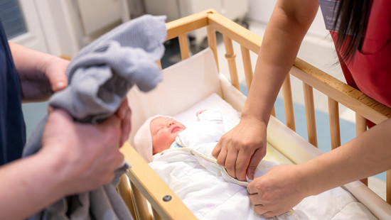 Notruf-Mitarbeiter hilft telefonisch bei Geburt in Wiesbaden