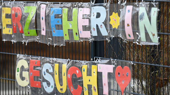 Gegen Personalmangel in Kitas in Hessen: Schwarz-Grüner Gesetzentwurf