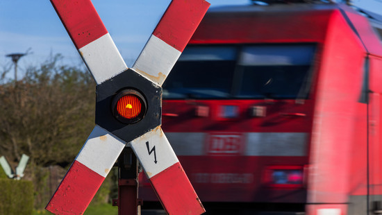 Gensingen: Lokführer verhindert mit Notbremsung Zusammenstoß mit Auto