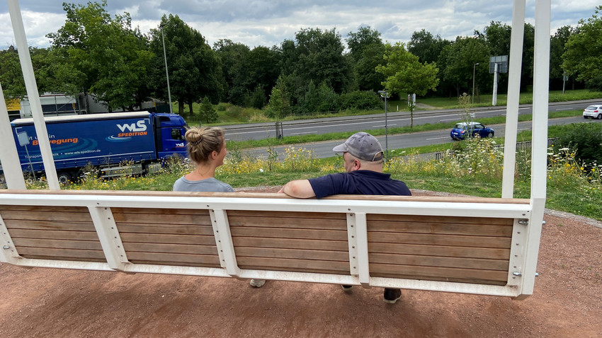 Hollywood-Schaukel mit Blick auf B3 in Kassel: Genial oder Unsinn?