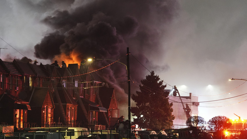 Rettungsjet stürzt in USA ab: Explosion in belebter Gegend