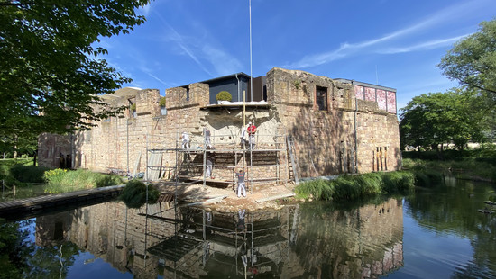 Mauer der Wasserburg in Bad Vilbel soll bis Hessentag fertig sein