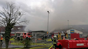 Großbrand in Aßlar: Millionenschaden, Zoohandlung eingestürzt