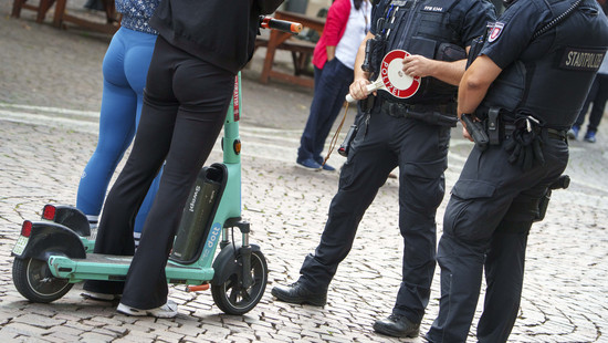 Immer mehr E-Scooter-Unfälle in Hessen: Polizei will gegensteuern