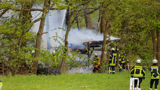 In Neuhof brennt ein Unterstand für Pferde: Kinder rufen Feuerwehr