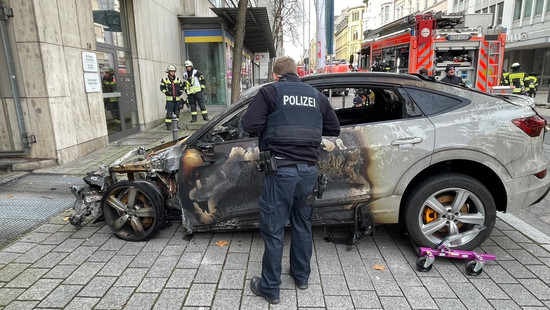 Wiesbaden: Feuer in Tiefgarage von Roncalli-Haus - E-Auto brennt