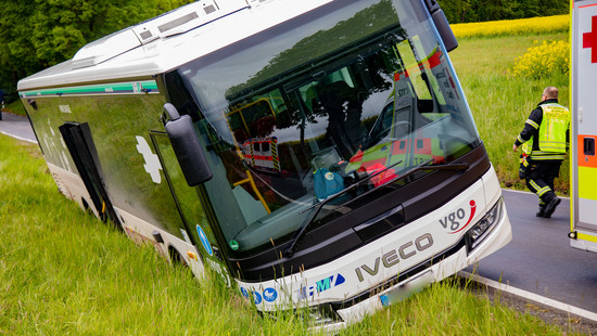 Unfall bei Alsfeld: Linienbus fährt in Graben