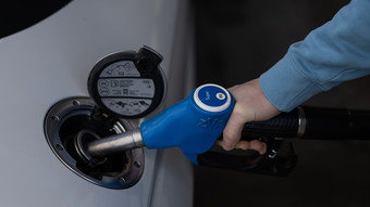 Teureres Tanken und Heizen: Bundestag beschließt höheren CO2-Preis