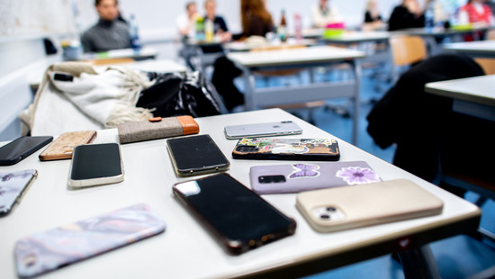 Handyverbot an Hessens Schulen: Ab heute diskutiert der Landtag
