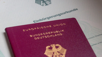 Warum so viele neue Deutsche ihren alten Pass behalten