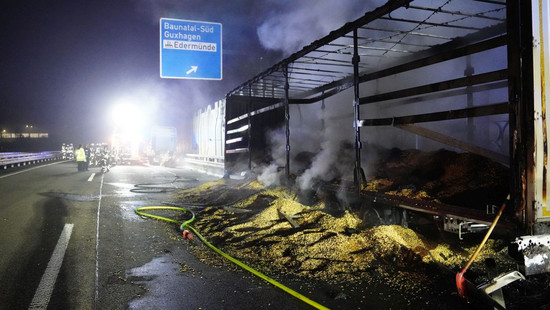 Gebrannte Mandeln nach LKW-Brand auf A 49 bei Baunatal