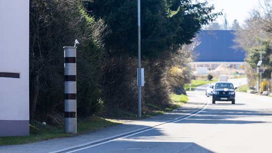 Frau tritt aus Wut auf Blitzer in Löhnberg ein: hoher Schaden