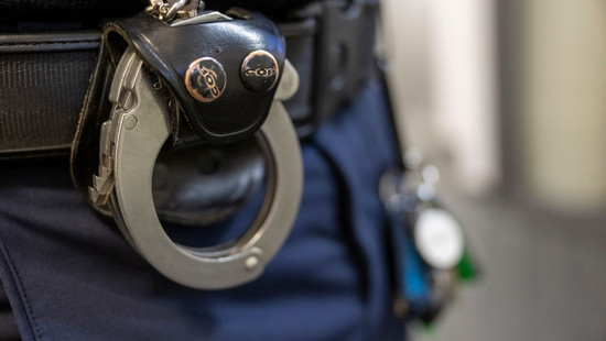 Frau verletzt Polizistin bei Festnahme in Frankfurt