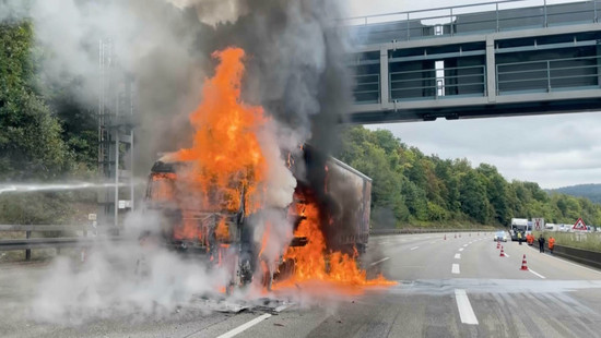 LKW auf A7 bei Kirchheim komplett ausgebrannt