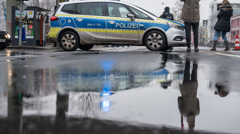 Bundesweite Bombendrohungen - Polizei durchsucht Objekte