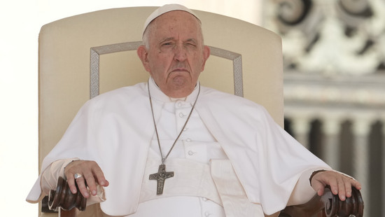 Papst Franziskus wird unter Vollnarkose operiert