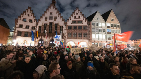 Zehntausende bei Demo gegen "Merz & AfD"