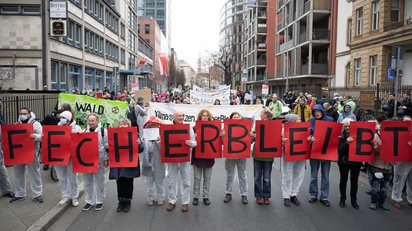 Rodung im Fechenheimer Wald: Hunderte protestieren in Frankfurt