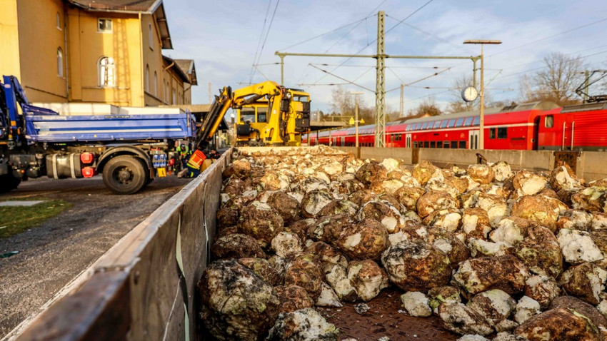 Bad Soden-Salmünster: 2t Rüben auf Gleisen, Bahnreisende ausgebremst