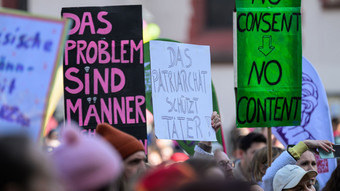 Tausende demonstrieren in Frankfurt gegen Gewalt an Frauen