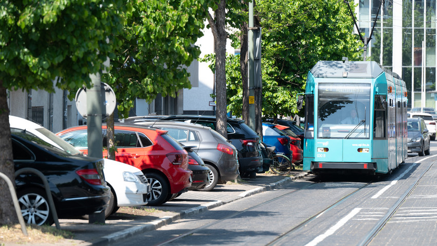 Tragischer Straßenbahn-Unfall: 13-jähriger Junge stirbt in Frankfurt
