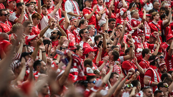 Tausende Fans feiern: Frankfurt im englisch-dänischen Fußballfieber