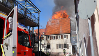 Feuer in Walldorf greift auf mehrere Wohngebäude über - 1 Verletzter