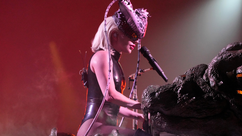 lady gaga: alter song wieder in den charts